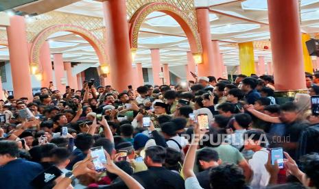 Anies Baswedan berswafoto bersama para jamaah Ramadan Public Lecture di Masjid Kampus Universitas Gadjah Mada (UGM), Senin (3/3/2025).