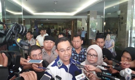 Anies Baswedan dan istrinya menjenguk Novel Baswedan yang sedang dirawat di Rumah Sakit Mitra Keluarga di Kelapa Gading, Jakarta Utara, Selasa (11/4).