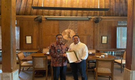 Capres Anies Rasyid Baswedan bersama Ketua Tim Hukum Nasional (THN) Amin, Ari Yusuf Amir. 