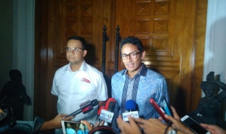 Anies Baswedan dan Sandiaga Uno memberika keterangan usai bertemu Ketau DPP Parti Golkar, Aburizal Bakrie di kediaman Ical, Jumat (3/2) malam