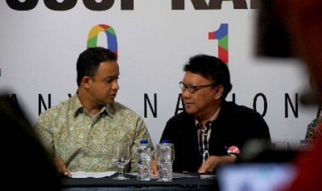 Anies Baswedan (kiri) dan Tjahjo Kumolo (kanan) 