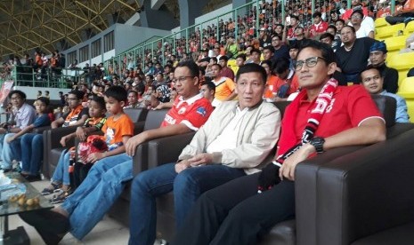 Anies Baswedan (kiri), Presiden Persija Ferry Paulus (tengah) dan Sandiaga Uno menyaksikan pertandingan Persija vs Barito Putra di Stadion Patriot, Bekasi, Sabtu (22/4).