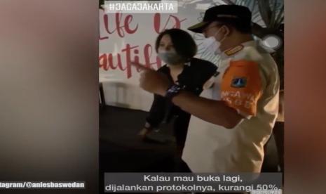 Anies Baswedan marah dan beri sanksi kafe tebalik kopi karena melanggar protokol kesehatan.