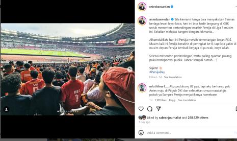 Anies Baswedan menonton pertandingan Persjia di GBK.