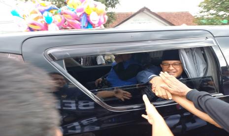 Anies Baswedan menyalami sejumlah masyarakat saat berkunjung ke Pesantren Mathaul Khaer Cintapada di Kecamatan Cibeureum, Kota Tasikmalaya, Sabtu (19/11/2022). 