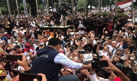 Anies Baswedan menyapa warga saat perpisahan di Balaikota DKI, Jakarta, Ahad (16/10/2022).