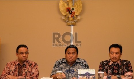 Anies Baswedan (kiri)