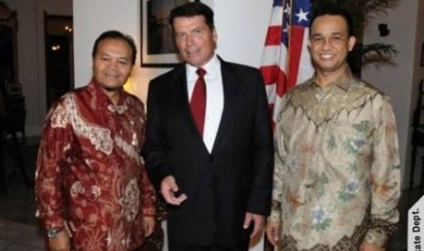 Anies Baswedan (right) with U.S. Ambassador Cameron R. Hume (center) source: usembassy.gov