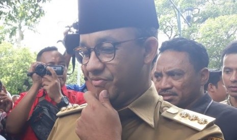 Anies Baswedan saat datang ke rumah duka Probosutedjo, Senin (26/3)