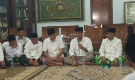 Anies Baswedan saat doa bersama di kediaman pengasuh pondok pesantren Al-Itqon, KH Mahfudz Asirun, Cengkareng, Jakarta Barat, Kamis (13/4) malam.