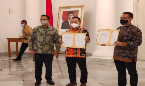 Anies Baswedan selaku Gubernur DKI Jakarta, Nasyith Majidi selaku Ketua Yayasan Dompet Dhuafa dan Saat Suharto Amjad selaku Wakil Ketua II Baznas Bazis DKI Jakarta hadir dalam penandatanganan MoU Kerja sama Program Ketahanan Pangan antara Baznas Bazis DKI dan Dompet Dhuafa.