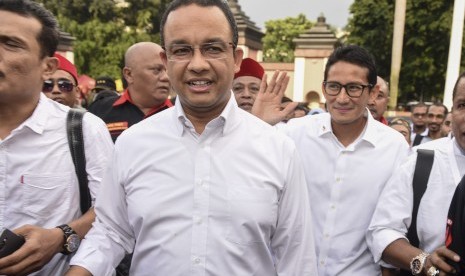 Anies Baswedan (tengah)