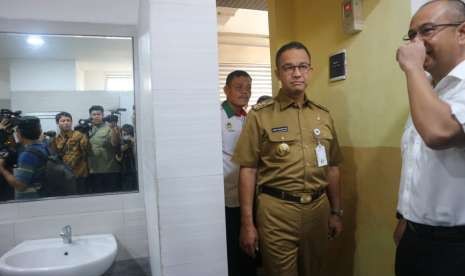 Gubernur DKI Jakarta Anies Rasyid Baswedan meresmikan dan meninjau revitalisasi Pasar Kramat Jati di Jakarta Timur, Selasa (14/8). 