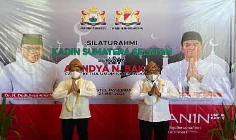 Anindya Bakrie bersama Ketua Kadin Provinsis Sumsel Doddy Alex Noerdin (kanan)