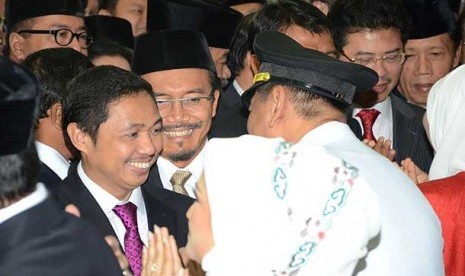 Anis Matta  mengucapkan selamat kepada Ahmad Heryawan dan Deddy Mizwar di Gedung Merdeka, Bandung, Kamis (13/6).