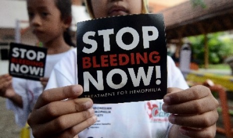 Anisa (kiri), dan Hasbi (kanan), anak pengidap Hemophilia menunjukkan stiker perawatan hemophilia saat aksi simpatik yang digelar Himpunan Masyarakat Hemophilia Indonesia (HMMI) Jatim di RSU Dr Soetomo, Surabaya, Jatim.