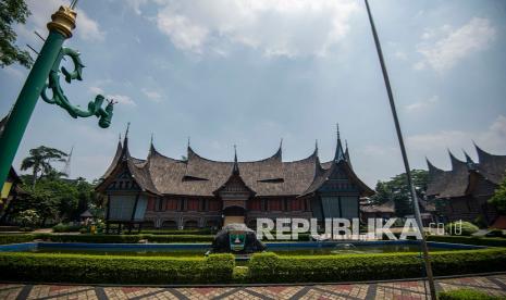 Anjungan Provinsi Sumatera Barat tampak lengang saat diberlakukannya pembatasan sosial berskala besar (PSBB) di Taman Mini Indonesia Indah (TMII), Jakarta, Sabtu (19/9/2020). Taman Mini Indonesia Indah (TMII) merupakan salah satu dari puluhan tempat wisata di Jakarta yang ditutup kembali mulai Senin (14/9) setelah diberlakukannya lagi PSBB Jakarta hingga waktu yang belum ditentukan.