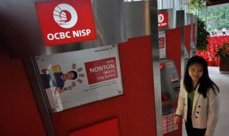 Anjungan tunai mandiri (ATM) Bank OCBC NISP di Jakarta.