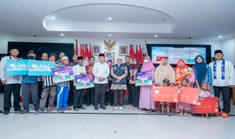 ank DKI menyalurkan kartu bantuan social bagi masyarakat di Pulau Pramuka, Kepulauan Seribu, Jakarta.