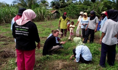 Anna bersama petani perempuan di Aceh, saat mengikuti program AYAD di tahun 2010. 