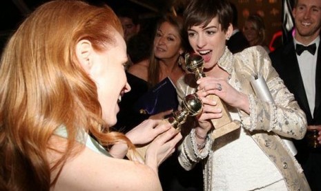 Anne Hathaway dan Jessica Lawrence yang berpesta