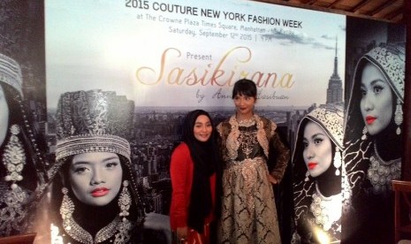 Anniesa Hasibuan (kiri) akan menampilkan karyanya di ajang '2015 Couture New York Fashion Week'