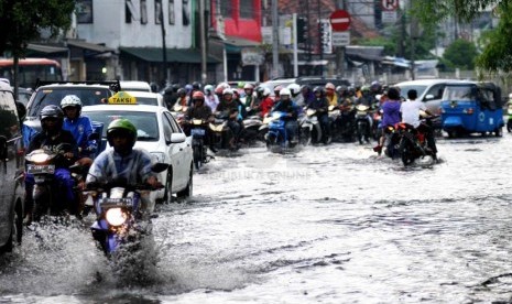 Anomali Cuaca Jakarta. Pengendara menerobos genangan air di kawasan Manggarai. Jakarta, Jumat (11/4). 