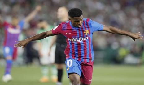 Ansu Fati dari FC Barcelona merayakan gol ke gawang Real Betis di Stadion Benito Villamarin di Sevilla, Spanyol, Ahad (8/5/2022). 