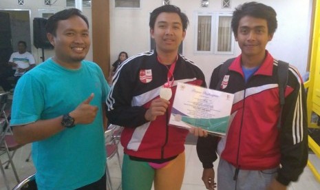 Antaseno Kusuma (tengah), juara kedua Kejurda Renang Jawa Barat 2018.