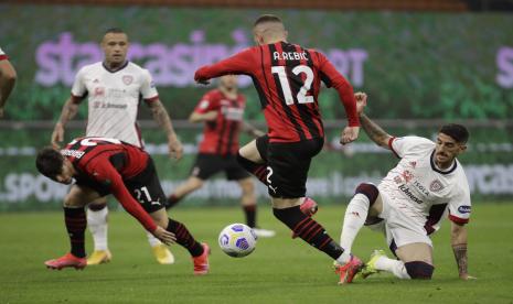  Pemain AC Milan Ante Rebic (tengah) berusaha melewati barisan pertahanan Cagliari dalam pertandingan sepak bola Serie A antara AC Milan dan Cagliari, di Stadion San Siro di Milan, Italia, Senin (17/5) dini hari WIB. 