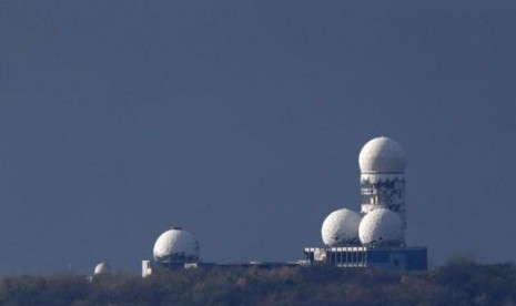 Antennas of the former National Security Agency (NSA) listening station are seen at the Teufelsberg hill, or Devil's Mountain in Berlin, November 5, 2013.