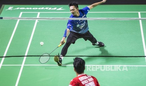 Anthony Ginting Menang. Pebulu tangkis tunggal putra tim Djarum Kudus Ihsan Maulana Mustofa (kiri) mengembalikan kok ke arah lawannya pebulu tangkis tunggal putra tim Musica Trinity Anthony S. Ginting dalam laga Final Djarum Superliga Badminton 2019 di Sasana Budaya Ganesha (Sabuga), Bandung, Jawa Barat, Ahad (24/2/2019).