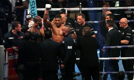 Anthony Joshua setelah pertarungan lawan Carlos Takam di Cardiff, Wales, Sabtu (28/10).(EPA/Sean Dempsey)