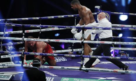 Anthony Joshua (tengah) memukul jatuh Kubrat Pulev.