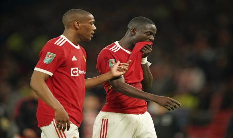  Anthony Martial dari Manchester United, kiri, dan Eric Bailly meninggalkan lapangan pada akhir pertandingan sepak bola Piala Liga Inggris antara Manchester United dan West Ham di Old Trafford di Manchester, Inggris, Rabu, 22 September 2021. West Ham memenangkan pertandingan 1-0.