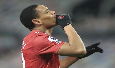 Anthony Martial dari Manchester United merayakan setelah mencetak gol pembuka pertandingan selama pertandingan sepak bola Liga Premier Inggris antara Manchester United dan Aston Villa di Old Trafford di Manchester, Inggris, Jumat, 1 Januari 2021.