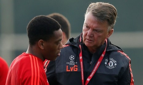 Anthony Martial (kiri) dan Louis van Gaal