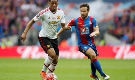 Anthony Martial (kiri) dan Yohan Cabaye, dua pemain Prancis pada Piala Eropa 2016 yang merumput di Liga Primer Inggris.