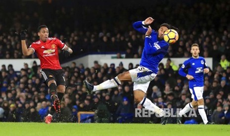  Anthony Martial (kiri) mencetak gol di Stadion Goodison Park, Liverpool, Inggris, Selasa (2/1) dini hari.