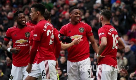 Anthony Martial merayaka gol cantiknya bersama tim MU pada laga Manchester United melawan Watford di Old Trafford, Manchester, Ahad (23/2) malam.