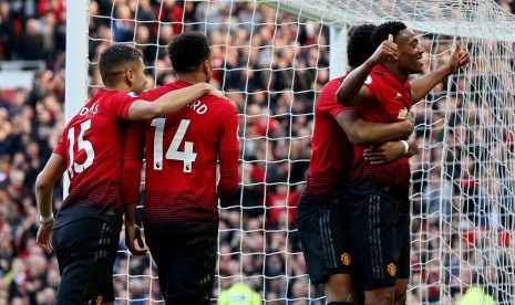 Anthony Martial (R) dari Manchester United merayakan setelah mencetak keunggulan 2-0 selama pertandingan sepak bola Liga Inggris antara Manchester United dan Watford FC di Old Trafford di Manchester, Inggris, 30 Maret 2019. 