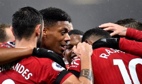  Anthony Martial (tengah) dari Manchester United merayakan dengan rekan setimnya setelah mencetak gol 2-0 selama pertandingan sepak bola Liga Utama Inggris antara Manchester United dan Nottingham Forest di Manchester, Inggris, Rabu (28/12/2022) dini hari WIB.