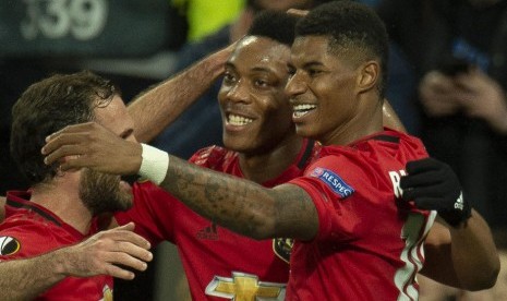 Anthony Martial (tengah) merayakan gol ke gawang Partizan FC.