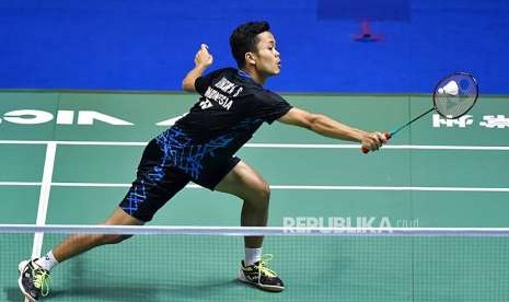 Anthony Sinisuka Ginting berusaha mengembalikan kok ke arah pebulu tangkis Jepang Kento Momota pada laga final China Open 2018 di di Olympic Sports Center Xincheng Gymnasium, Changzhou, Cina, Minggu (23/9).