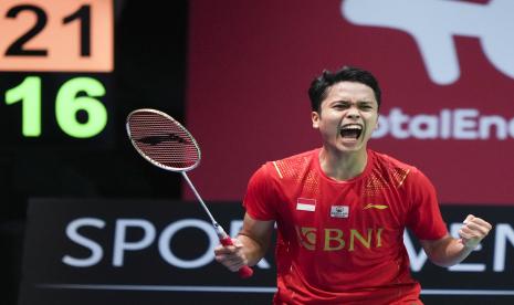 Anthony Sinisuka Ginting dari Indonesia merayakan kemenangannya dalam pertandingan final Piala Thomas beregu putra antara China dan Indonesia, di Aarhus, Denmark, 17 Oktober 2021.