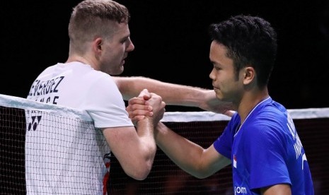 Anthony Sinisuka Ginting (kanan) bersalaman dengan lawan yang mengalahkannya di Denmark Open 2019, Brice Leverdez.