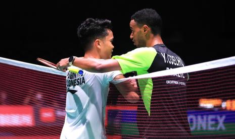 Anthony Sinisuka Ginting (kiri) usai memenangi pertandingan melawan Ygor Coelho pada Kejuaraan Dunia 2022 Tokyo.