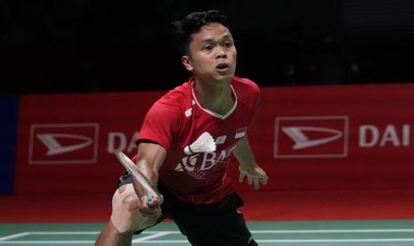 Anthony Sinisuka Ginting membalas tembakan petenis Denmark Viktor Axelsen pada babak semifinal pertandingan tunggal putra turnamen bulu tangkis Indonesia Masters di Stadion Istora, Jakarta, Indonesia, Sabtu, 11 Juni 2022. 