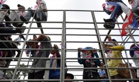 Anti-government protesters are brought by trucks to the foreign ministry compound in Bangkok February 24, 2014.