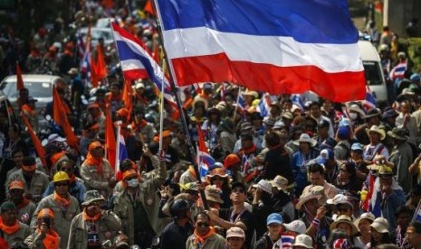 Anti-government protesters gather outside the Government Savings Bank building during a rally in Bangkok January 20, 2014.